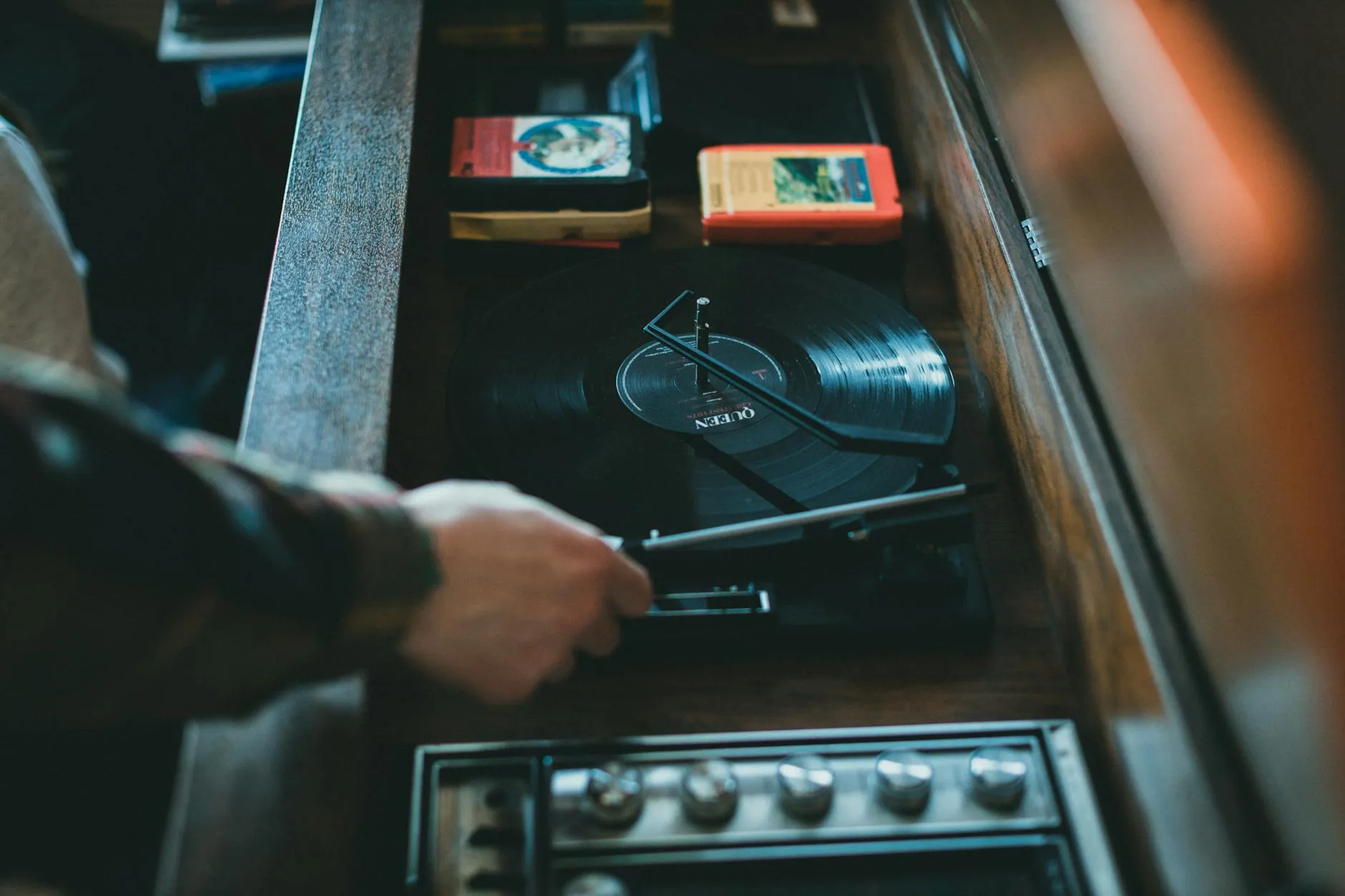 Turntable and amplifier in a home hi-fi setup