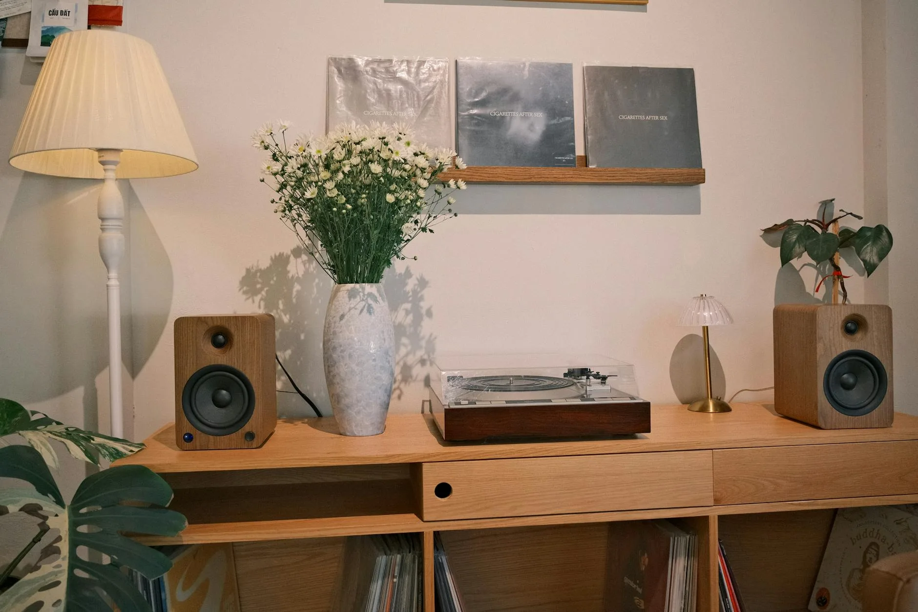 Speaker placement in a vinyl listening room with turntable