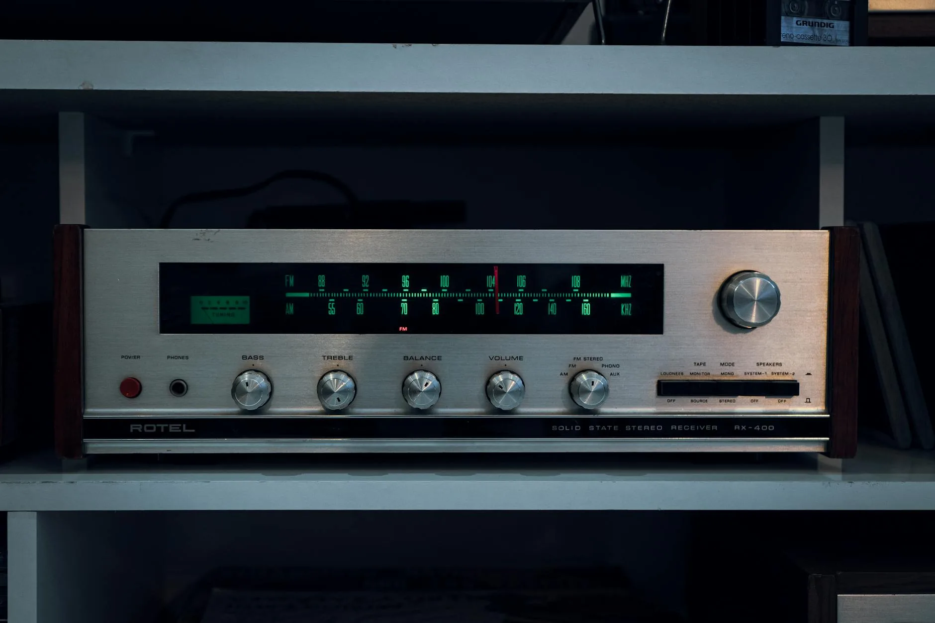 Stereo amplifier and hi-fi receiver for home audio