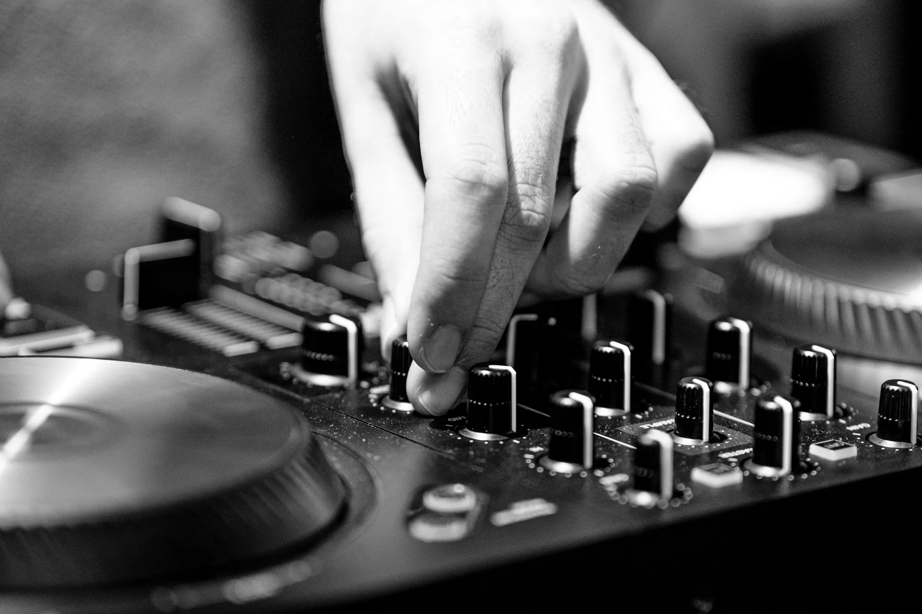 Direct-drive turntable with pitch control for vinyl playback